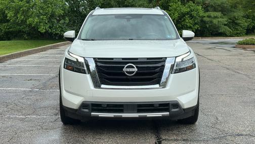 White 2023 Nissan Pathfinder Platinum