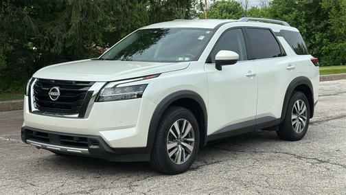 White 2024 Nissan Pathfinder SL