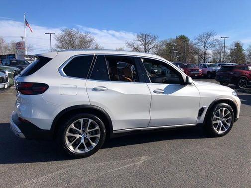 Mineral White Metallic 2025 BMW X5 PHEV xDrive50e