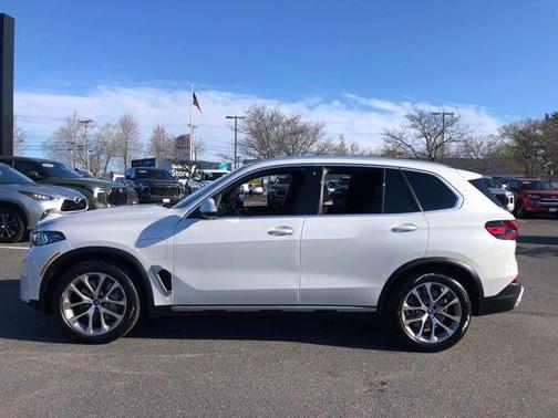 Mineral White Metallic 2025 BMW X5 PHEV xDrive50e