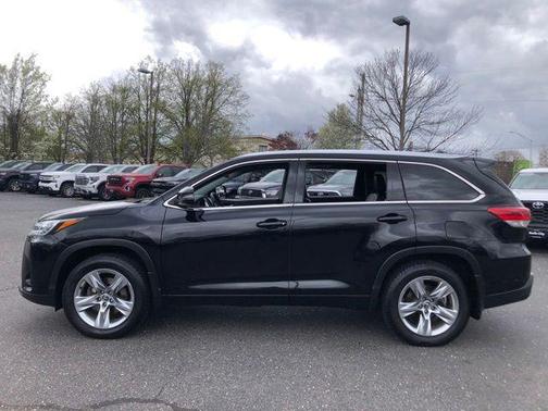 Midnight Black Metallic 2019 Toyota Highlander Limited