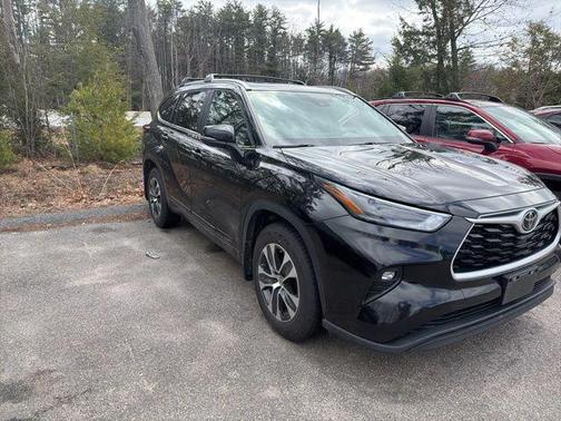 Midnight Black Metallic 2023 Toyota Highlander XLE