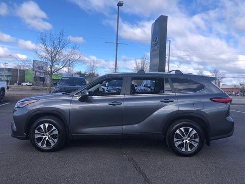 Magnetic Gray Metallic 2023 Toyota Highlander XLE