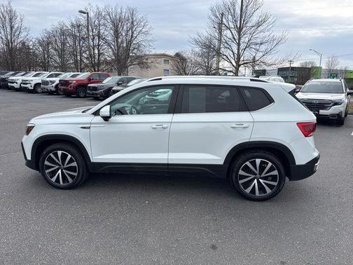Pure White 2023 Volkswagen Taos 1.5T SE