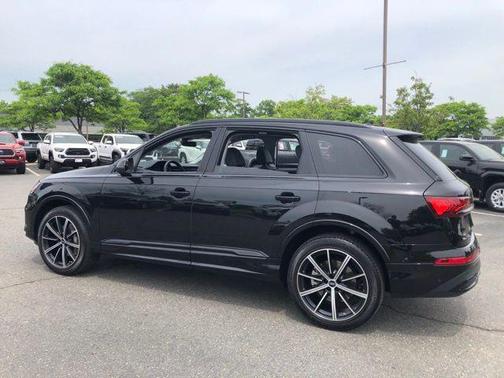 Mythos Black Metallic 2024 Audi Q7 55 Premium Plus