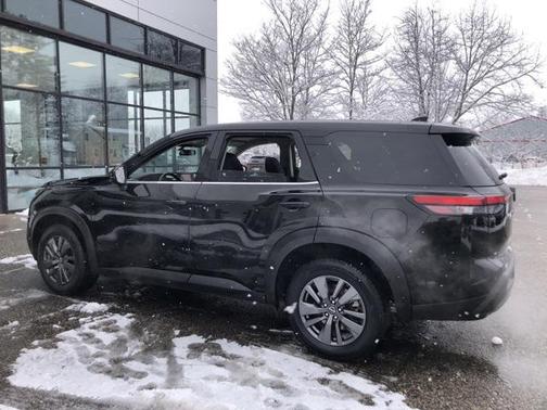 2022 Nissan Pathfinder S 4WD