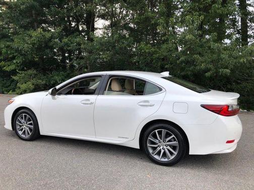 Eminent White Pearl 2016 Lexus ES 300h Base