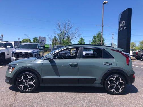 Cityscape Green 2023 Kia Niro Touring