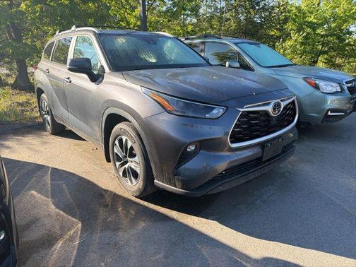 Magnetic Gray Metallic 2023 Toyota Highlander XLE
