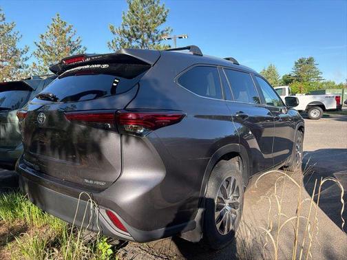 Magnetic Gray Metallic 2023 Toyota Highlander XLE