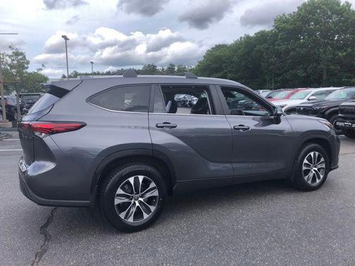 Magnetic Gray Metallic 2023 Toyota Highlander XLE