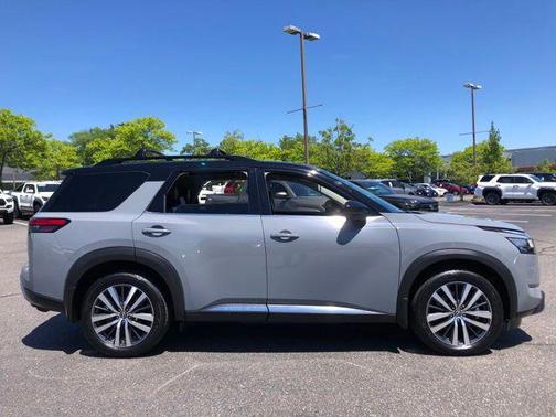 Solid Gray/Super Black 2022 Nissan Pathfinder Platinum 4WD