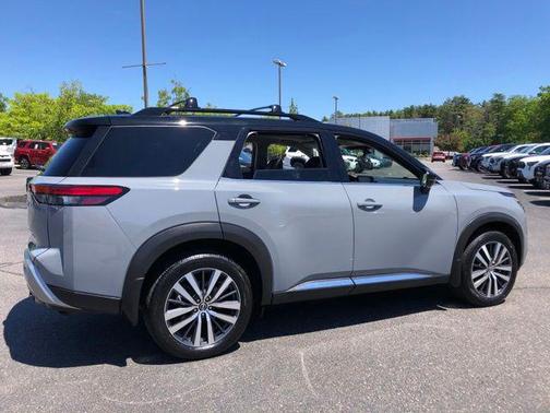 Solid Gray/Super Black 2022 Nissan Pathfinder Platinum 4WD