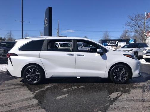 2025 Toyota Sienna Platinum