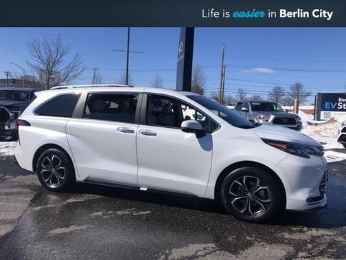 2025 Toyota Sienna Platinum