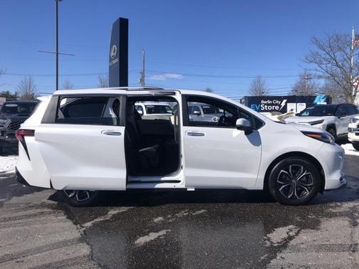 2025 Toyota Sienna Platinum