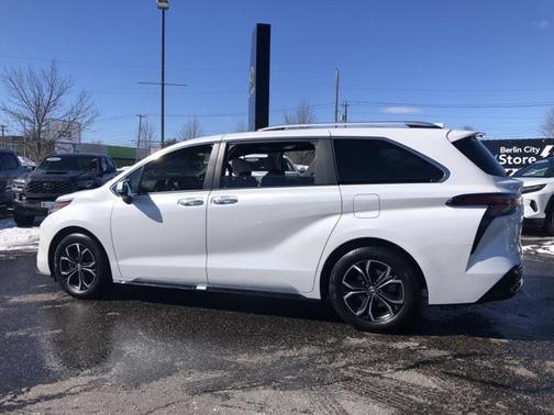 2025 Toyota Sienna Platinum