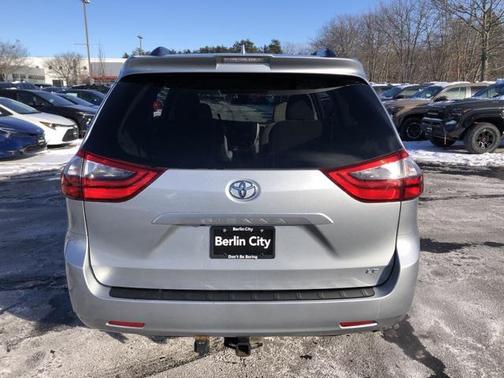 2020 Toyota Sienna LE