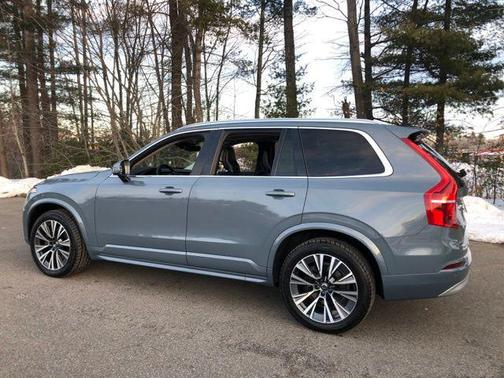 2022 Volvo XC90 T6 Momentum
