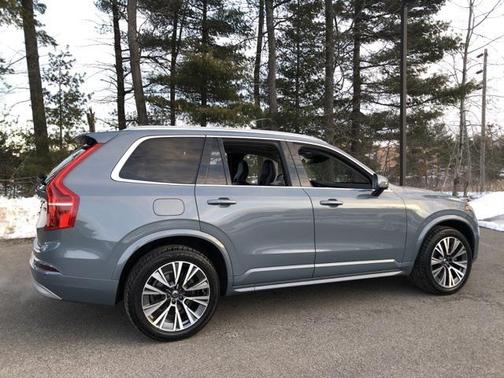 2022 Volvo XC90 T6 Momentum