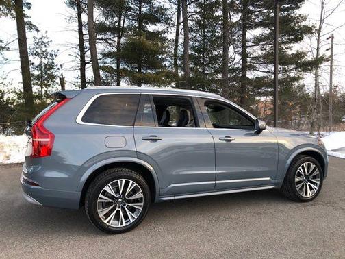 2022 Volvo XC90 T6 Momentum