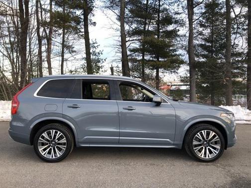2022 Volvo XC90 T6 Momentum
