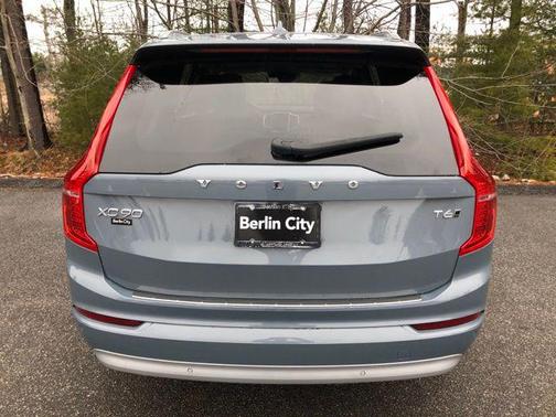 2022 Volvo XC90 T6 Momentum