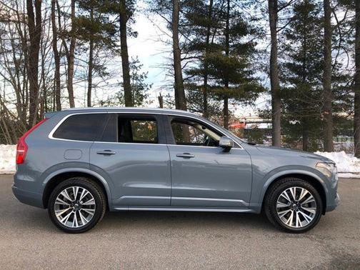 2022 Volvo XC90 T6 Momentum