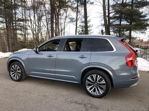 2022 Volvo XC90 T6 Momentum
