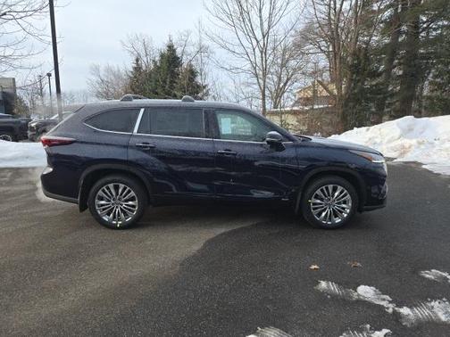 2026 Toyota Highlander Hybrid Platinum