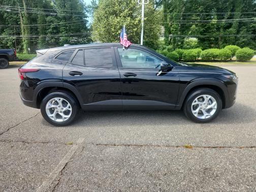 Mosaic Black Metallic 2025 Chevrolet Trax LS
