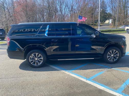 Black 2022 Chevrolet Suburban LT