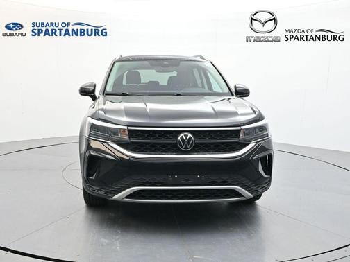 Deep Black Pearl Effect 2024 Volkswagen Taos 1.5T SE