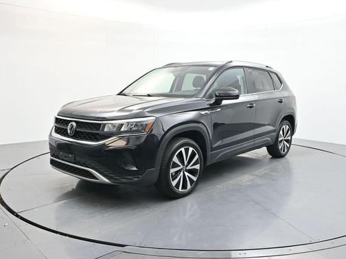 Deep Black Pearl Effect 2024 Volkswagen Taos 1.5T SE