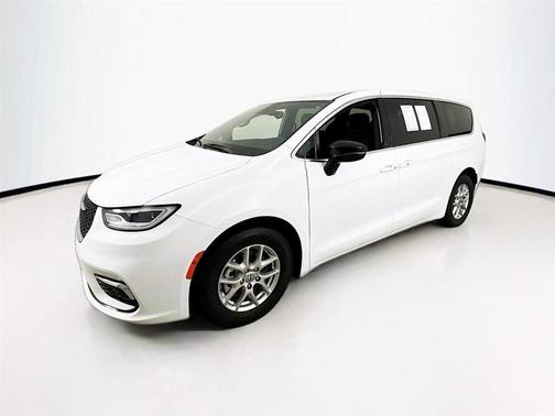 2024 Chrysler Pacifica Touring