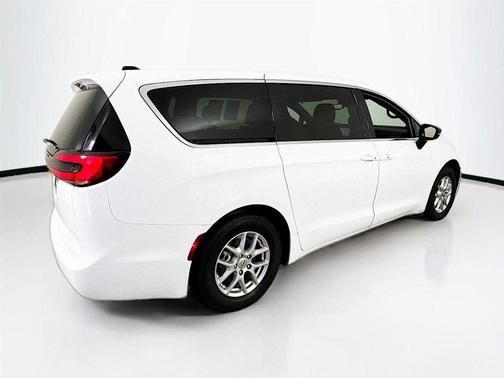 2024 Chrysler Pacifica Touring