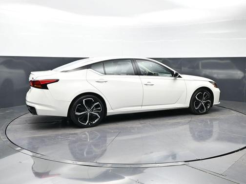 Glacier White 2024 Nissan Altima 2.5 SR