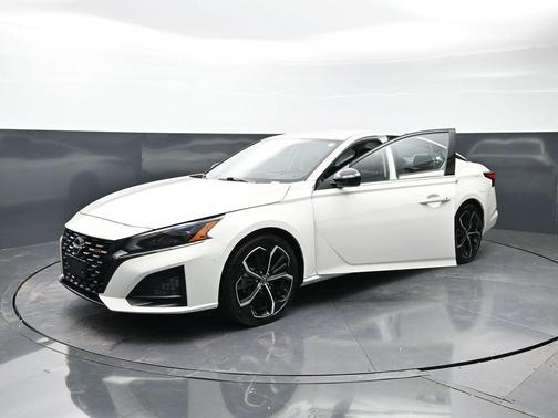 Glacier White 2024 Nissan Altima 2.5 SR