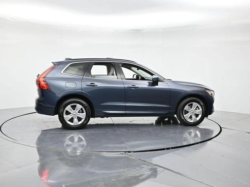 2022 Volvo XC60 B5 Momentum