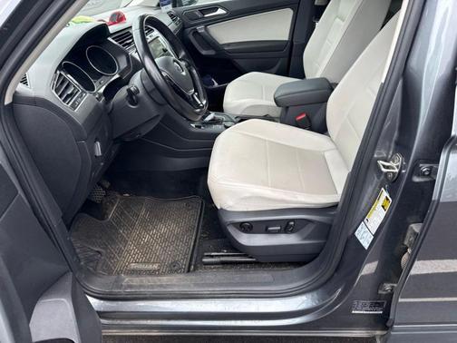 Platinum Gray Metallic 2019 Volkswagen Tiguan 2.0T SE