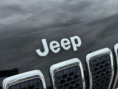 Diamond Black Crystal Pearlcoat 2019 Jeep Cherokee Latitude