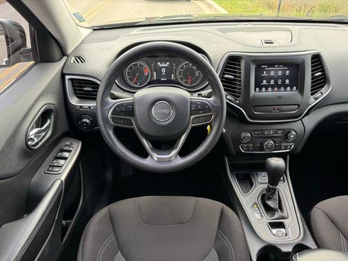 Diamond Black Crystal Pearlcoat 2019 Jeep Cherokee Latitude