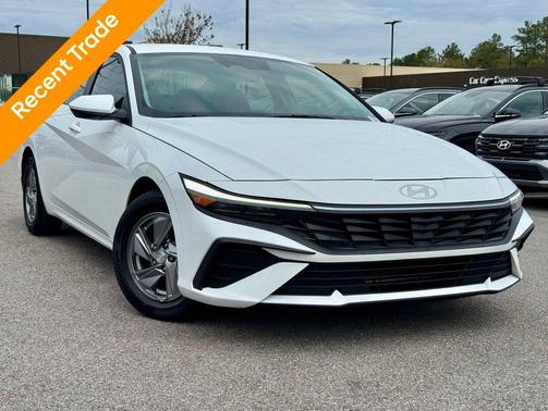 2024 Hyundai ELANTRA SE