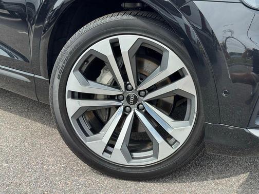 Mythos Black Metallic 2022 Audi Q8 55 Premium Plus