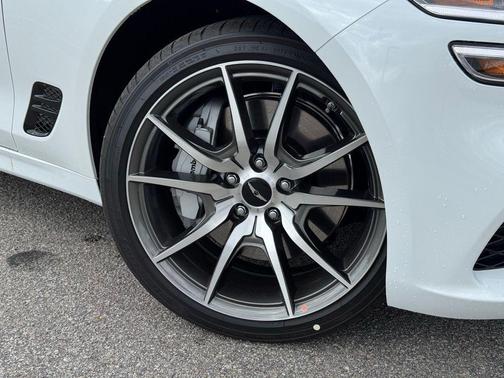 Uyuni White 2026 Genesis G70 2.5T RWD Prestige
