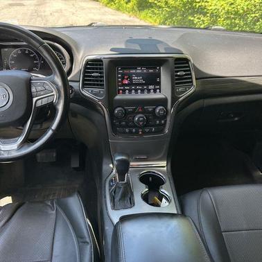 Granite Crystal Metallic Clearcoat 2020 Jeep Grand Cherokee Laredo