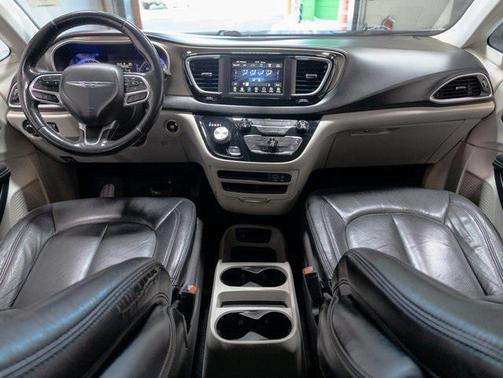 2020 Chrysler Voyager LX