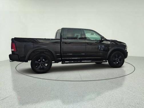 Diamond Black Crystal Pearlcoat 2019 RAM 1500 SLT