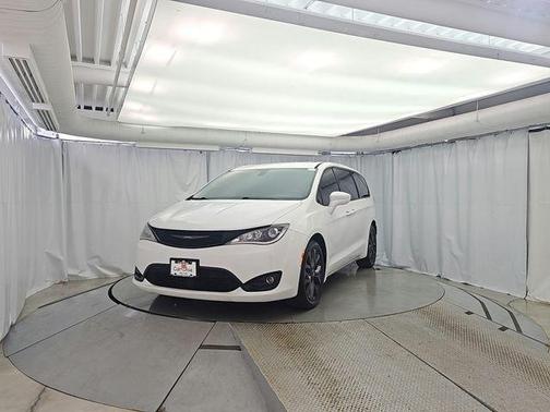 Bright White Clearcoat 2018 Chrysler Pacifica Touring Plus