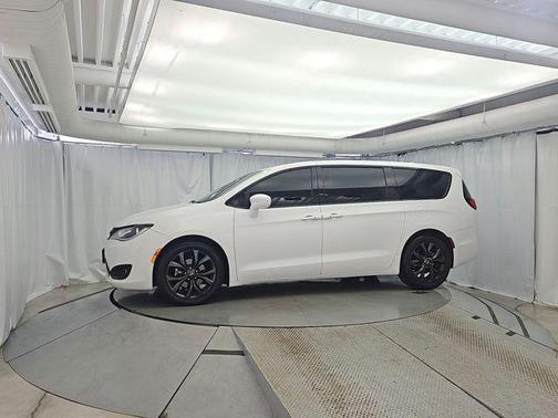 Bright White Clearcoat 2018 Chrysler Pacifica Touring Plus